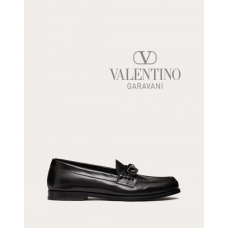 Real quality fake valentino canada Vlogo Chain Calfskin Loafer for Man in Black
